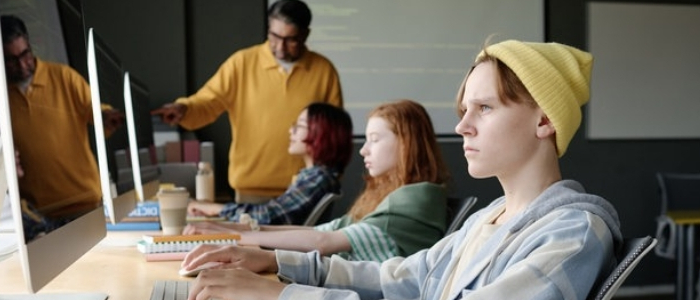 Nachrichten, Formate, Faktencheck – Medien verstehen in der Schule